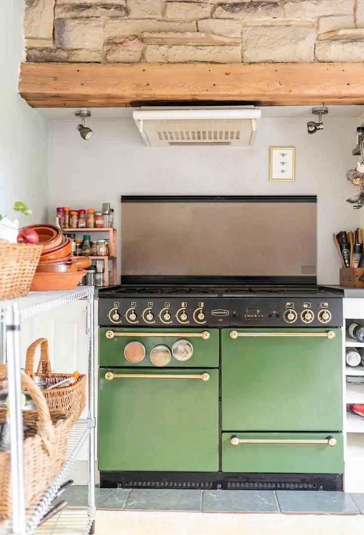 홈스테이 Spacious, Sunny Double Bedroom In Home Stay Quirky Cottage, Near 홀름퍼스 영국