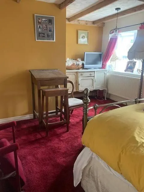 Spacious, Sunny Double Bedroom In Home Stay Quirky Cottage, Near 홀름퍼스 홈스테이