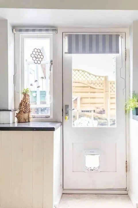 홈스테이 Spacious, Sunny Double Bedroom In Home Stay Quirky Cottage, Near 홀름퍼스