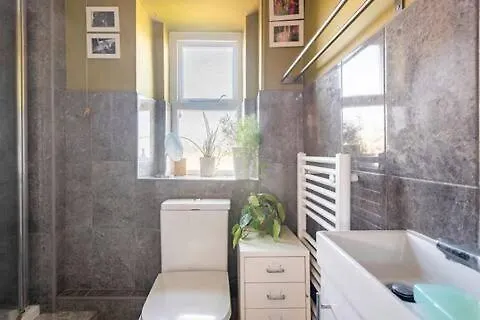 Spacious, Sunny Double Bedroom In Home Stay Quirky Cottage, Near 홀름퍼스 0*,  영국