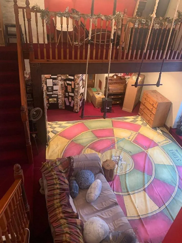 홈스테이 Spacious, Sunny Double Bedroom In Home Stay Quirky Cottage, Near 홀름퍼스