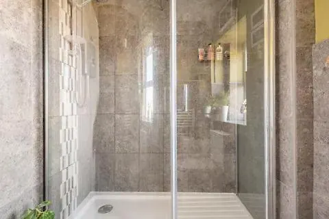 Spacious, Sunny Double Bedroom In Home Stay Quirky Cottage, Near 홀름퍼스 영국